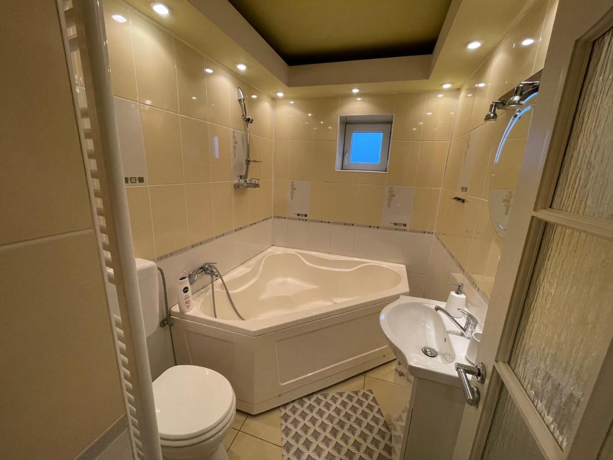 Lovely 3 Bedrooms Apartament Oradea Εξωτερικό φωτογραφία